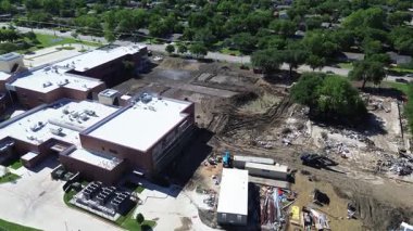 Bitumen çatı sistemi ve ilkokulun ticari havalandırma üniteleri inşaat alanı hazırlığı, asfalt döşeme, fırtına drenaj sistemi kurulumu, yıkım, Marcus Park, Dallas