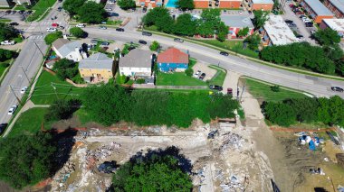 Kuzey Dallas 'ta Dennis ve Northaven Yolu' nun yakınındaki ticari yapı deposu yakınlarındaki konutlar inşaat alanı hazırlığı, kaldırım döşemesi fırtına drenaj sistemi kurulumu. ABD