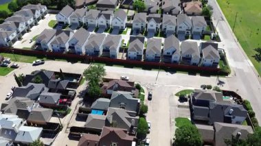 Kuzey Dallas, Teksas 'ta yeşil çayır parkının yakınındaki dar arazide yeni, lüks iki katlı evler. Arka bahçesi hızla büyüyen Josey Lane, Dennis Road, üstgeçidi olan şehir evi.