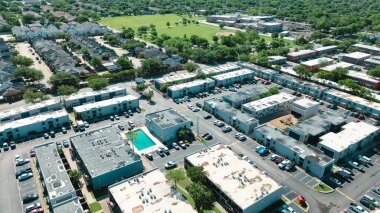 Dallas 'ın göbeğinde büyük yeşil çim tarlası olan şehir parkı, kiralık mahalle ve yerleşim yerlerinin karışımı, havuzlu büyük apartman, Josey Ln yakınlarında dar arazi evleri. ABD