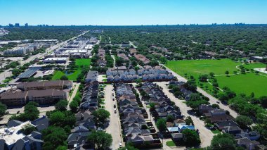 Zengin yeşil Marcus Park ve Modella Bulvarı, iş parkı kampüsü, otel, restoran, apartman kompleksi yakınlarında karışık kullanımlı Kuzey Dallas 'ta yuva yapmış lüks, dar arazi evleri. ABD