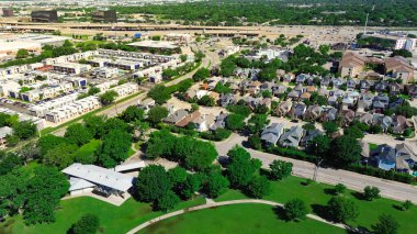 Zengin yeşil Marcus Park ve Modella Bulvarı, iş parkı kampüsü, otel, restoran, apartman kompleksi yakınlarında karışık kullanımlı Kuzey Dallas 'ta yuva yapmış lüks, dar arazi evleri. ABD