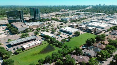 Dallas şehir merkezindeki 635 numaralı otoyol boyunca modern cam ofis binası, verimli yeşil hızlı büyüyen karışık kullanım alanı iş parkı, otel, restoran, konut, anten. ABD