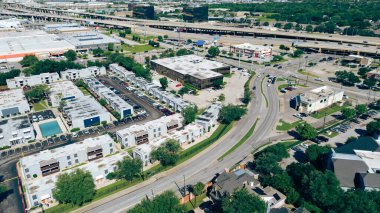 Eyaletler arası 635 otoban üst geçidi, Josey Lane, Dennis Yolu şehir merkezinde hızla büyüyen şehir merkezi Dallas cam ofis binası iş alanı, apartman kompleksi, dükkanlar, daracık arsa evleri yerleşim bölgesi. ABD