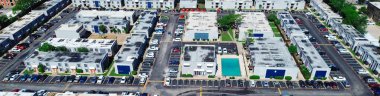 Dallas şehir merkezindeki Panorama hava manzaralı apartman dairesinin çatısı, yüzme havuzlu büyük kiralık daireler, çocuk parkı, 635 no 'lu otoban yakınında bulunan parklar, Josey Ln. ABD