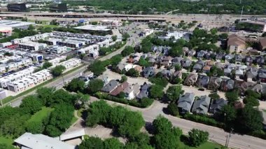 Hızlı büyüyen Kuzey Dallas 'tan geçen 635 numaralı otoyol üst geçidi yoğun. Karışık kullanım kullanımı depo, restoran, konut, büyük apartman kiralama birimleri.