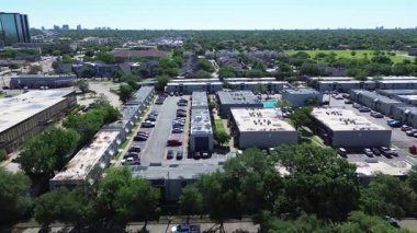 Dallas 'ın göbeğindeki 635 numaralı otoyol boyunca modern cam ofis binası, verimli yeşil hızlı büyüyen iş parkı, otel, restoran, konut, üstgeçit.
