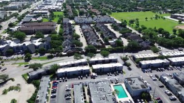 Dallas 'ın göbeğinde apartman dairesi, yüzme havuzlu büyük kiralık birimler, çocuk parkı, Marcus Park, Josey Ln yakınlarındaki park yeri, üstgeçit.