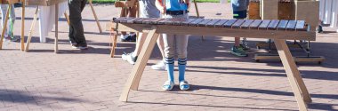 Açık havada marimba çalan bandolar Coppell, Texas 'taki halk parkında, ahşap döşeme tahtalarında müzik performansı, PVC borular, panorama manzaralı orkestralar. ABD