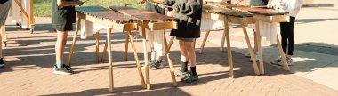 Açık havada marimba çalan bandolar Coppell, Texas 'taki halk parkında, ahşap döşeme tahtalarında müzik performansı, PVC borular, panorama manzaralı orkestralar. ABD