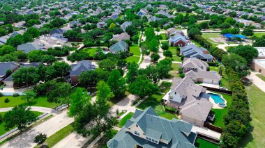 Geniş yüzme havuzlu iki katlı konaklama evleri, Carrollton 'daki okul bölgesi gölgeli oyun parkı, DFW Metroplex, Texas banliyöleri. ABD