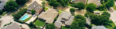 Yüzme havuzlu Panorama havuz manzaralı malikaneler, Carrollton 'daki lüks yerleşim alanındaki yeşil ağaçlı banliyö caddesi boyunca geniş arka bahçe, Dallas Fort Worth Metroplex, Texas banliyöleri. ABD