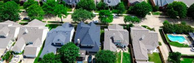 Yüzme havuzlu Panorama havuz manzaralı malikaneler, Carrollton 'daki lüks yerleşim alanındaki yeşil ağaçlı banliyö caddesi boyunca geniş arka bahçe, Dallas Fort Worth Metroplex, Texas banliyöleri. ABD