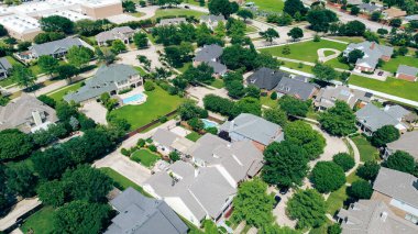 Carrollton 'daki ilkokulun yakınlarındaki ekstra büyük bir arka bahçedeki banliyöde pahalı iki katlı malikane Dallas Fort Worth Metroplex' in varoşları, yemyeşil ağaçlarla kaplı geniş bir bahçe. ABD