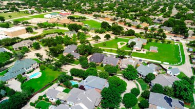 Geniş yüzme havuzlu iki katlı konaklama evleri, Carrollton 'daki okul bölgesi gölgeli oyun parkı, DFW Metroplex, Texas banliyöleri. ABD