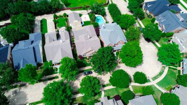 Yüzme havuzları olan malikaneler, Carrollton 'daki lüks yerleşim yerlerinde yeşil ağaç boyunca uzanan büyük arka bahçesi olan banliyö sokakları Dallas Fort Worth Metroplex, Texas' ın banliyöleri, anten. ABD