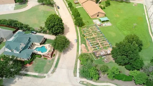 Yükseltilmiş yataklar, iki katlı pahalı malikanelerin yanında yağmur fıçıları Carrollton 'ın lüks mahallesinin arka bahçesinde, Dallas Fort Worth Metroplex' in banliyölerinde, antende. ABD