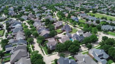 Treed, Carrollton, Dallas Fort Worth Metroplex 'in banliyöleri boyunca uzanan orta ölçekli yerleşim yeri. İki katlı pahalı bir malikane.