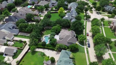 Lüks semtleri Carrollton, Dallas Fort Worth Metroplex banliyölerinde yüzme havuzları olan iki katlı pahalı malikanelerin büyük arka bahçesi, yemyeşil ağaçlarla kaplı yerleşim yerleri, üstgeçit.