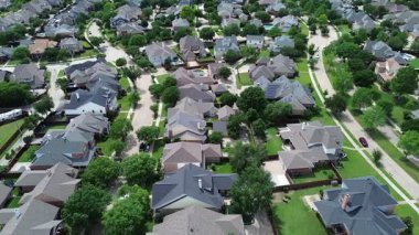 Yüzme havuzları olan malikanelerin güneş çatısı, Carrollton 'da lüks yerleşim yerlerinde yeşil ağaç boyunca uzanan banliyö caddesi, Dallas Metroplex, Texas' ın banliyöleri,