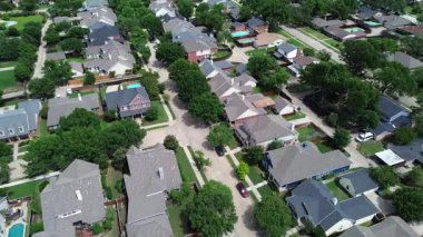 Carrollton, Dallas Fort Worth Metroplex 'in banliyöleri, yüksek verimli yeşil ağaçlı cadde, ahşap çit, çimenlik bahçe, üst geçit.