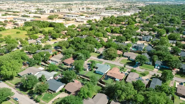 Karışık kullanımlı evler, endüstriyel uzay stüdyosu, hafif imalat, Northaven ve Dennis Yolu boyunca depolama, yemyeşil banliyö evleri, iş parkı, Texas. ABD