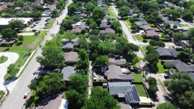 Kuzey Dallas yerleşim bölgesinde yeşil bir mahalle Northaven ve Dennis Yolu yakınlarındaki yemyeşil bir mahallede kurulmuş, banliyö evi büyük arka bahçe sıfır emisyon bölgesi, ağaçlık çizgi caddesi, üstgeçit.