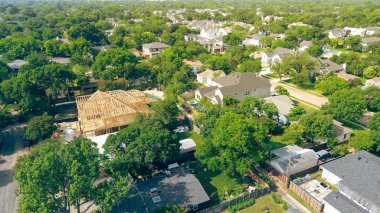 Tahta kereste çerçeveleme malikanesi Dallas 'taki Walnut Hill yakınlarındaki varlıklı mahallede yeni inşaatlar lüks evlerin zenginlik ve cazibe alanı prim yaşam deneyimi, yemyeşil ağaç, Teksas. ABD