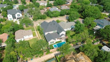 Walnut Hill, Dallas 'ın zengin mahallesinde ağaç sıralanmış yerleşim yerleri lüks ve bakımlı evler yaşam koşulları, iki katlı ahşap köşkler yeni inşaat keresteleri. ABD