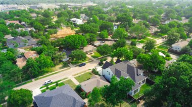 Lüks evleri, konforları, havuzları ve iki katlı ahşap çerçeve konakları olan zengin Walnut Hill, Dallas 'taki zengin bölgede yeni inşaat evleri olan yemyeşil zengin mahalledeki lise. ABD