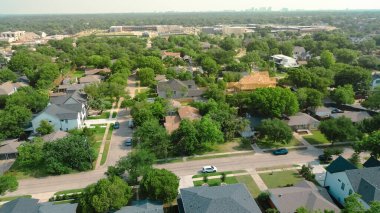 Dallas şehir merkezinin gökdelenleri zengin yeşillik varlıklı mahallelerden lüks evler, konforlar, havuzlar, iki katlı ahşap çerçeve konakları zengin Walnut Hill, Teksas 'ta yeni inşaatlar. ABD