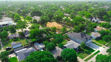 Lüks evleri, konforu, havuzları ve iki katlı ahşap çerçeveli malikaneleri olan zengin bir çevrede Walnut Hill, Dallas 'ta yeni inşaatlar inşa ediliyor. ABD