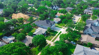 Tahta kereste çerçeveleme malikanesi Dallas 'taki Walnut Hill yakınlarındaki varlıklı mahallede yeni inşaatlar lüks evlerin zenginlik ve cazibe alanı prim yaşam deneyimi, yemyeşil ağaç, Teksas. ABD