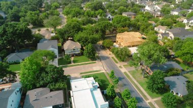 Lüks evleri, konforu, havuzları ve iki katlı ahşap çerçeveli malikaneleri olan zengin bir çevrede Walnut Hill, Dallas 'ta yeni inşaatlar inşa ediliyor. ABD