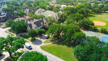 Kenar mahalle parkı yakınlarındaki pahalı malikaneler tenis kortları, zengin yeşil lüks konutlarda beyzbol sahaları Preston Hollow 'da kurulmuş olgun peyzaj alanı. ABD