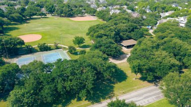 Tenis kortları, kenar mahalle parkındaki oyuncularla beyzbol sahaları, yemyeşil, sürdürülebilir konutlar lüks konaklar Preston Hollow 'da olgun peyzajlar kurdular. ABD