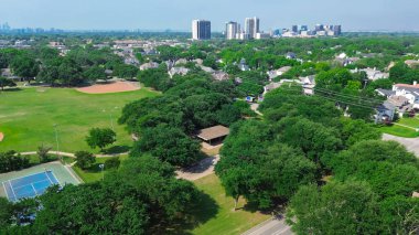 Şehir parkındaki tenis kortlarından yüksek binalar, Preston Hollow 'daki oyuncularla beysbol sahaları Dallas Metroplex' in iç mahalleleri, pahalı malikaneler, lüks yerler. ABD