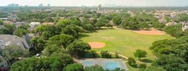 Panorama hava manzaralı pahalı malikaneler tenis kortları, yemyeşil yerleşim alanındaki beyzbol sahası Preston Hollow olgun peyzaj alanı, Texas. ABD