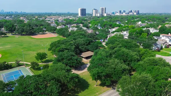 Şehir parkındaki tenis kortlarından yüksek binalar, Preston Hollow 'daki oyuncularla beysbol sahaları Dallas Metroplex' in iç mahalleleri, pahalı malikaneler, lüks yerler. ABD