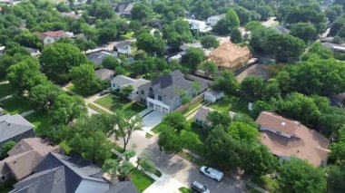 Kereste çerçeveli iki katlı ahşap malikane, inşa halinde boş arsa iyi yerleşmiş Preston Hollow mahallesinde, Dallas 'ın banliyölerinde, pahalı villa evi, yemyeşil olgun manzara.