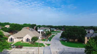 Okul bölgesinde Briarhill Bulvarı boyunca yaya geçidi, iki katlı varoş evleri Highland Village, Dallas Fort Worth Metroplex banliyösü. ABD