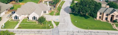 Okul bölgesindeki Briarhill Bulvarı boyunca yaya geçidi boyunca Panorama hava manzaralı yaya geçidi. Dallas Fort Worth banliyösündeki Highland Village 'da iki katlı tipik banliyö evleri. ABD