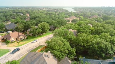 Highland Village 'da Briarhill Bulvarı boyunca iki katlı lüks banliyö evlerinin çatı döşemesi. Arka planda Lewisville Gölü var. Kıyıda yerleşik yeşil, olgun bir arazi. ABD