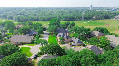 Highland Village 'ın lüks semtlerinde, havuzları yemyeşil, Dallas Metroplex banliyöleri olan iki katlı göl kıyısında evleri olan çıkmaz bir sokak. ABD
