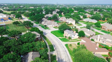 Briarhill Bulvarı boyunca yüzen iki katlı banliyö evleri Highland Village ilkokulu bölgesinde gölgeli oyun alanı, park yolu, şanzıman hatları, Texas. ABD