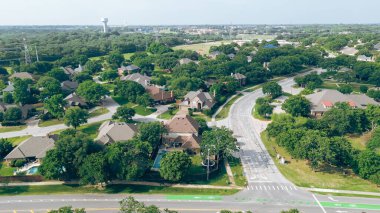 Okul bölgesinde Briarhill Bulvarı boyunca yaya geçidi, iki katlı varoş evleri Highland Village, Dallas Fort Worth Metroplex banliyösü. ABD