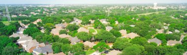 Panorama hava manzaralı şehir su kulesi göl bölgesi Lewisville Gölü 'nün batı kolu, Dallas, Teksas' ın banliyösü, yüksek deniz manzaralı iki katlı banliyö evleri iyi yerleşmiş bölge olgun manzarası. ABD