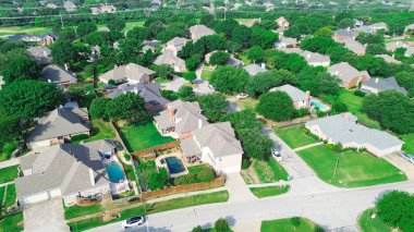 Highland Village 'da Highland Shores Bulvarı' nda iki katlı lüks banliyö evleri var. Dallas Fort Worth Metroplex, TX 'in dışındaki yemyeşil, olgun peyzaj yerleşim yerlerinde yuva kurmuşlar. ABD