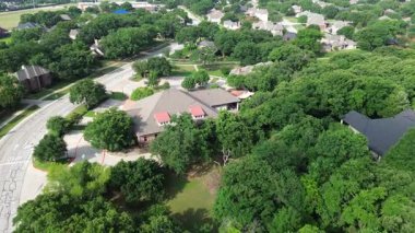 Highland Village 'daki Briarhill Bulvarı. İki katlı banliyö evleri. Yeşillik, olgun peyzaj, Dallas Fort Worth Metroplex' teki yerleşim yeri okul bölgesi.