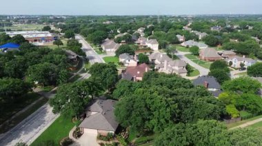 Gölgeli oyun alanı olan bir yerleşim bölgesi Highland Village 'daki Briarhill Bulvarı boyunca geniş bir çim alanı Dallas Fort Worth Metroplex banliyösü, iki katlı lüks banliyö evleri, üstgeçit.